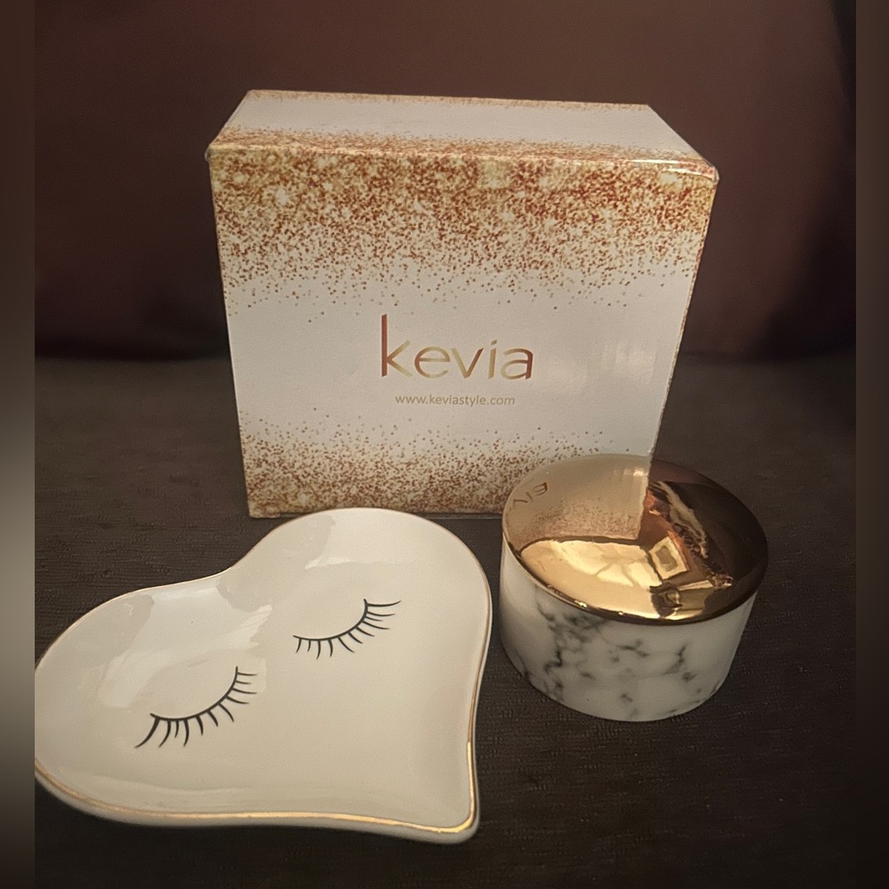 BNIB HeartShaped Jewelry Dish eyelash and Marble Container with gold plated lid